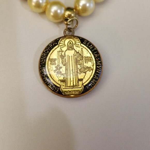 Handmade pearl and gold St.Benedict charm bracelet - Picture 4 of 4